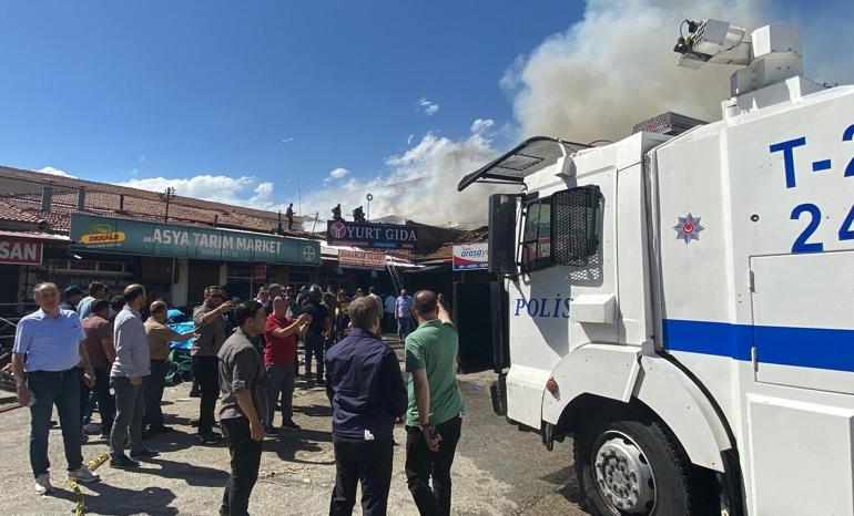 Erzincanda lokantada çıkan yangın bitişikteki iş yerlerine sıçradı: 20 dükkan zarar gördü