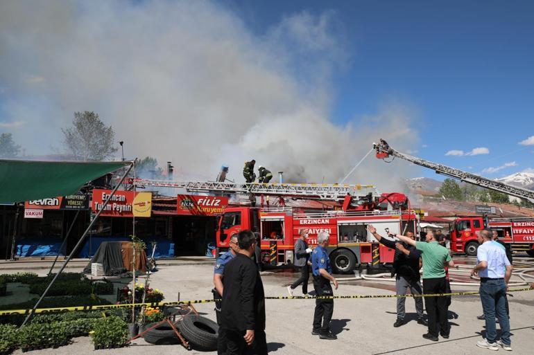 Erzincanda lokantada çıkan yangın bitişikteki iş yerlerine sıçradı: 20 dükkan zarar gördü