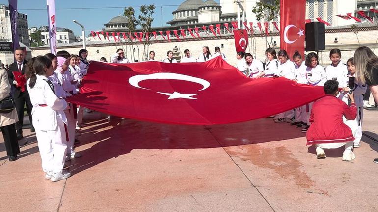 19 Mayıs Atatürk’ü Anma, Gençlik ve Spor Bayramı Taksim’de doyasıya kutlandı