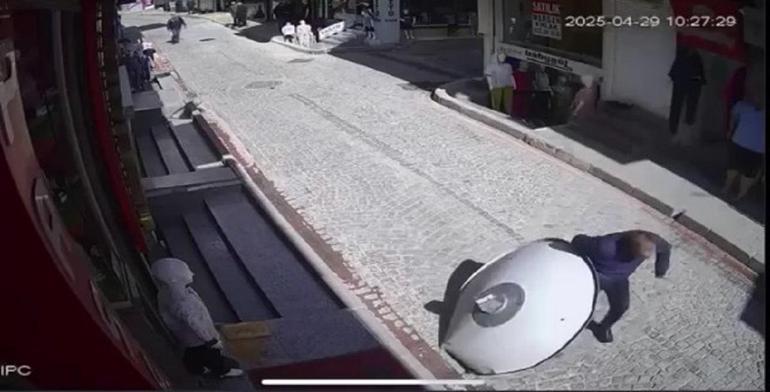 Yukarı baktığında artık çok geçti... Sokakta yürürken üzerine öyle bir şey düştü ki