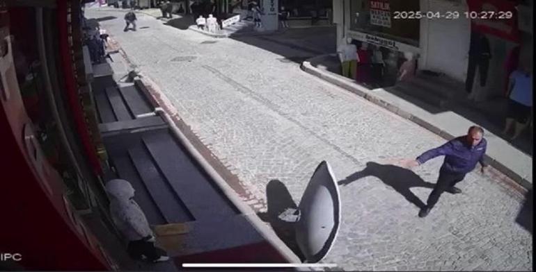 Yukarı baktığında artık çok geçti... Sokakta yürürken üzerine öyle bir şey düştü ki