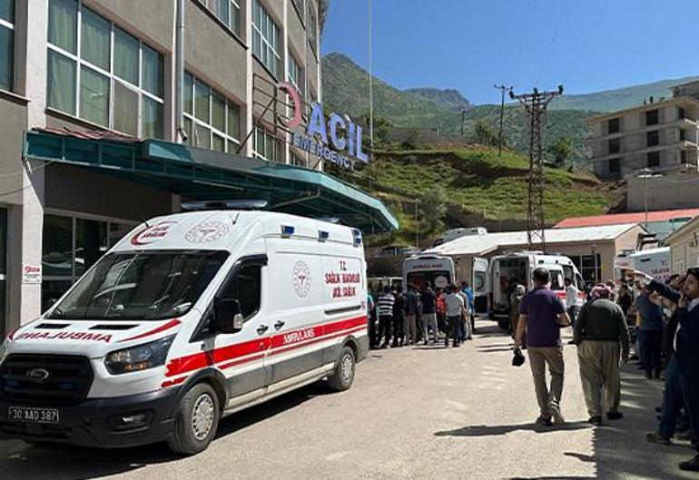 Hakkaride öğrenci taşıyan okul servisi kaza yaptı: 14 kişi yaralandı