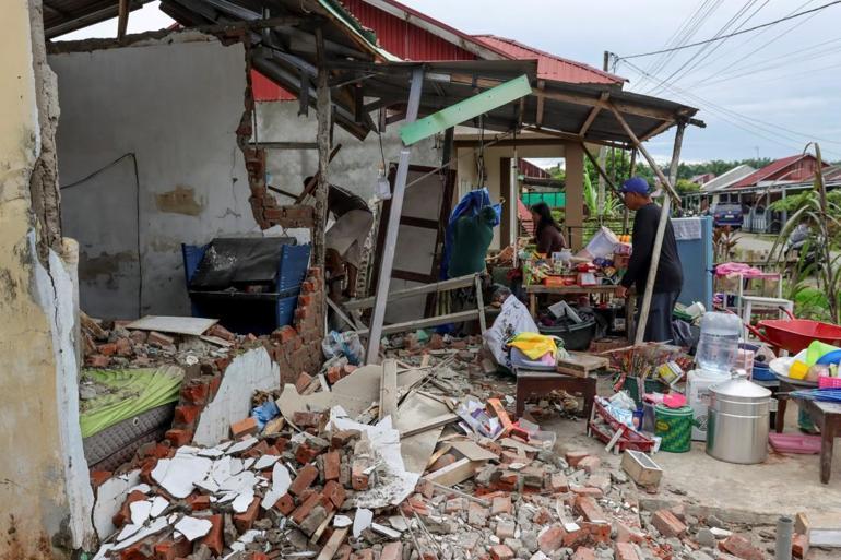 Endonezyada 5,7 büyüklüğünde deprem: 100den fazla evde hasar oluştu