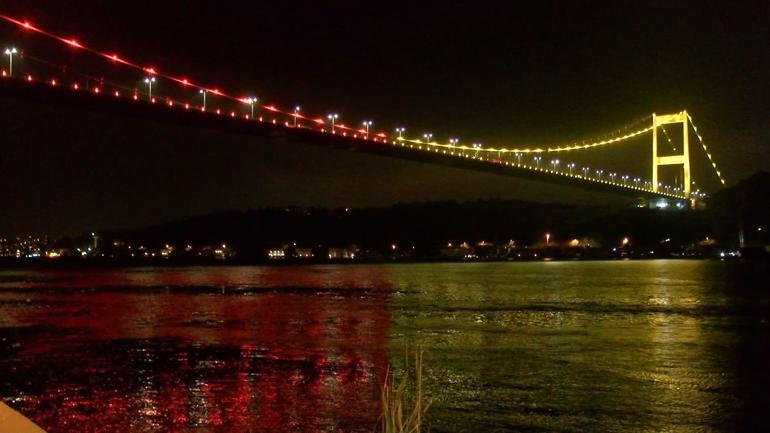 İstanbulda köprüler sarı-kırmızı renklere büründü