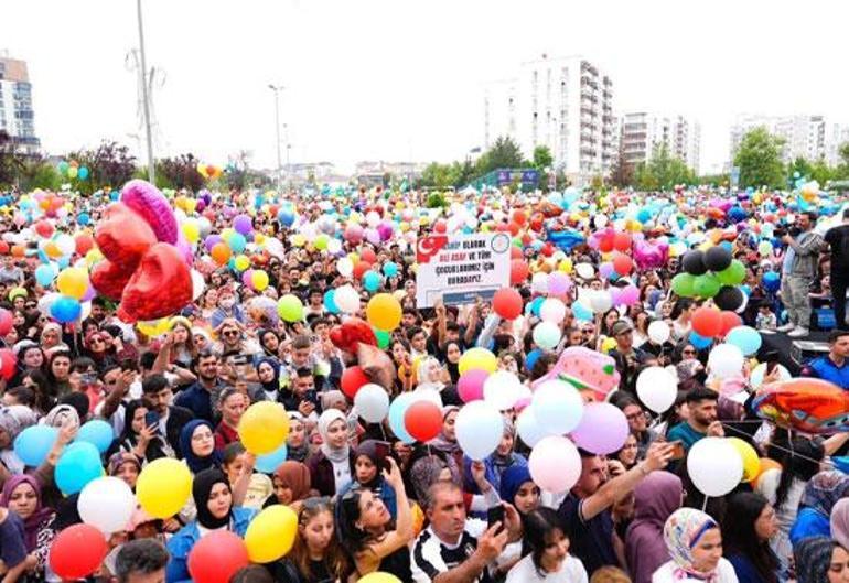 Kanseri yenen küçük Asaf’ın balonları gökyüzünde Bizim fazla çevremiz yok diye seslenen babanın çağrısını duyan binlerce vatandaş akın etti…