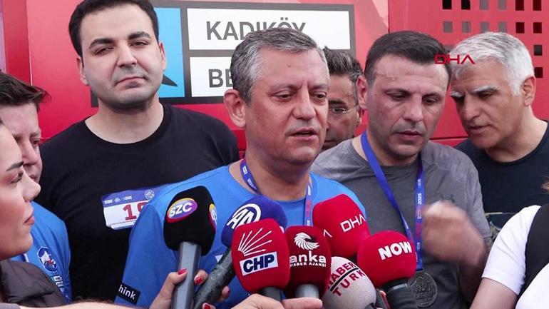Kadıköyde düzenlenen halk koşusuna Özgür Özel de katıldı