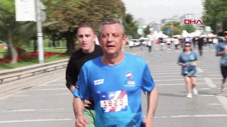 Kadıköyde düzenlenen halk koşusuna Özgür Özel de katıldı