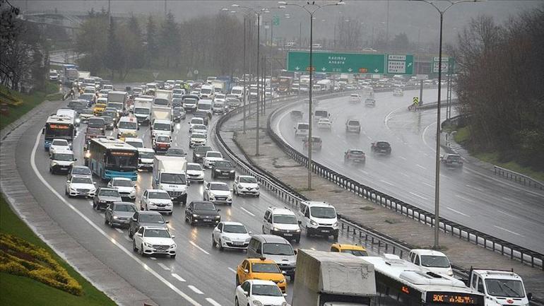 Kara yollarında son durum ne Yağan yağmurla birlikte İstanbulda trafik yoğunluğu yüzde 81e ulaştı