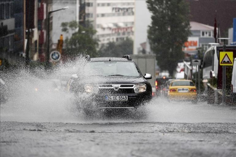 Kara yollarında son durum ne Yağan yağmurla birlikte İstanbulda trafik yoğunluğu yüzde 81e ulaştı