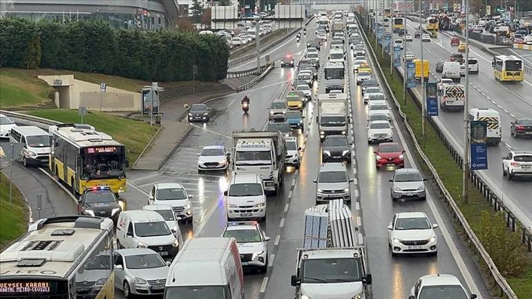 Kara yollarında son durum ne Yağan yağmurla birlikte İstanbulda trafik yoğunluğu yüzde 81e ulaştı