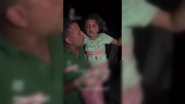 KANLI SALDIRININ SEMBOLÜ Alevlerin arasında Gazzeli bir çocuk...