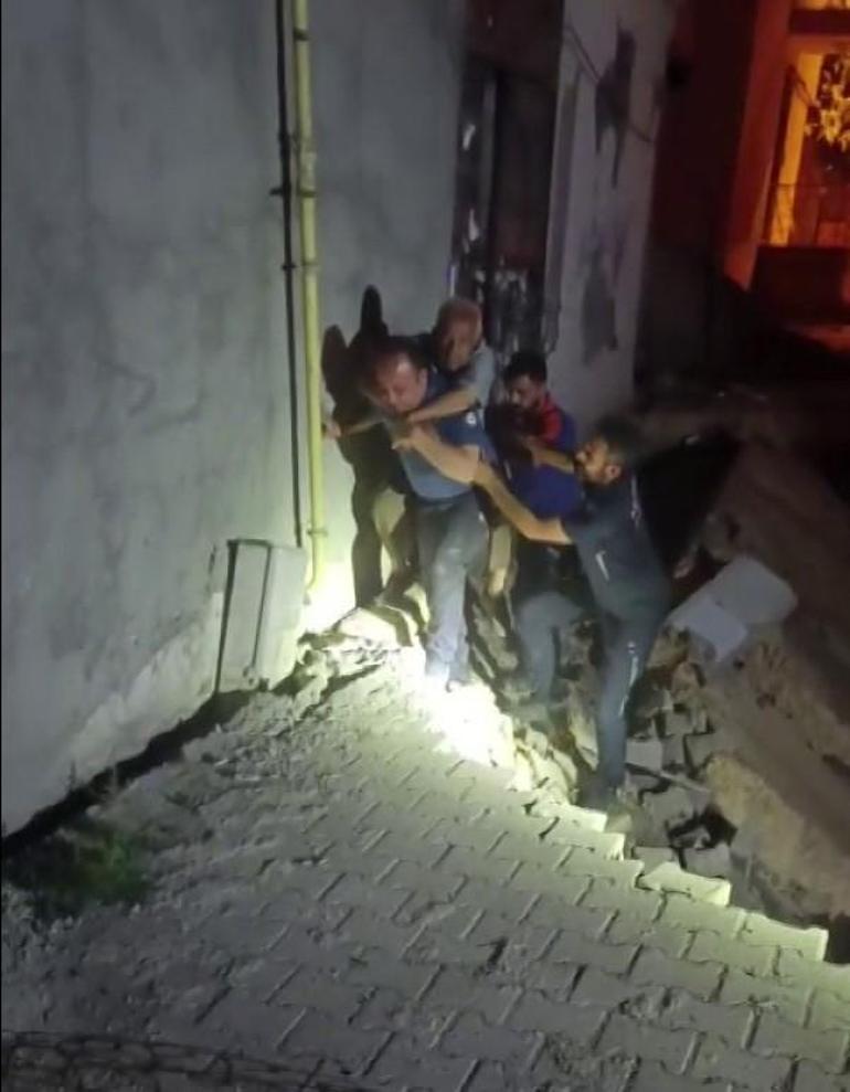 Çöken binada mahsur kalan adamı polisler sırtında taşıdı