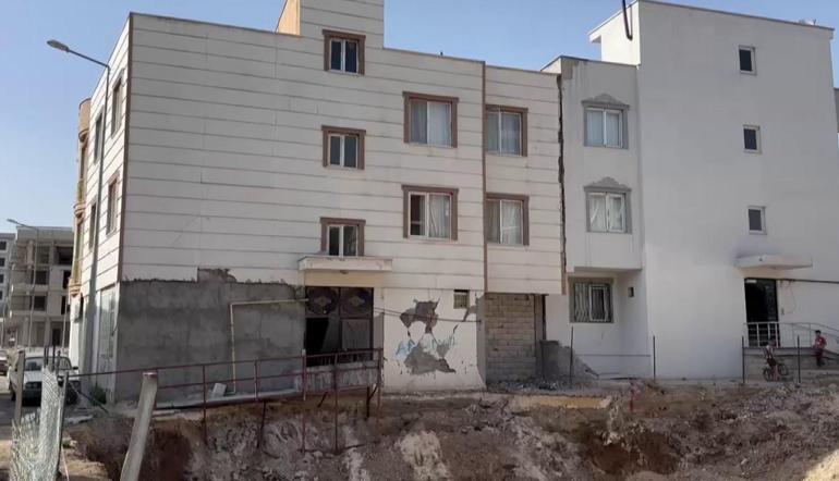 Çöken binada mahsur kalan adamı polisler sırtında taşıdı
