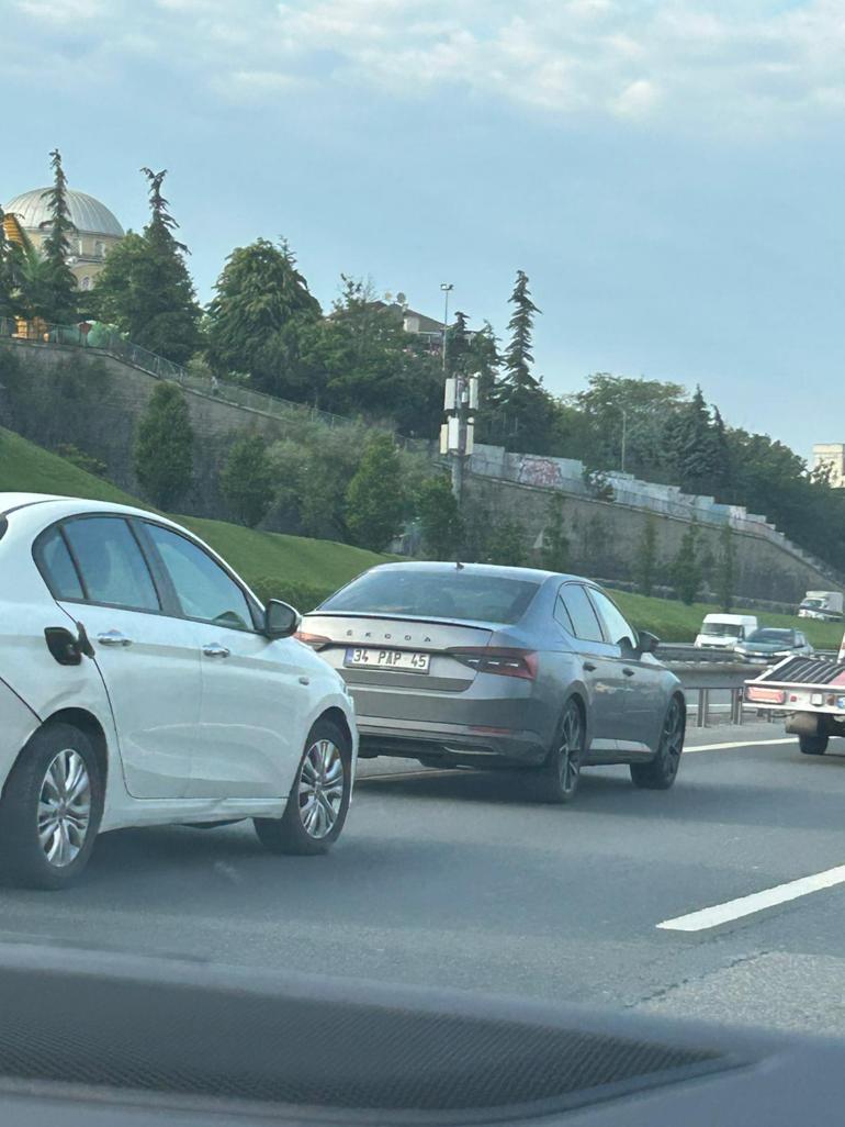 Metris Kavşağı’nda zincirleme kaza: 5-6 araç birbirine girdi, trafik kilitlendi