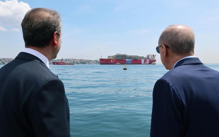 Fethin 572. yılında bir ilk: Türkiyenin ilk yüzer gaz üretim platformu Osman Gazi, Boğazdan geçti