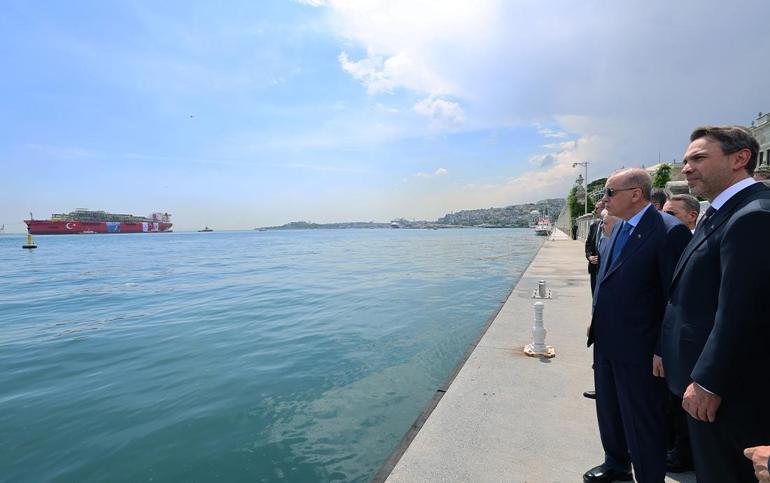 Fethin 572. yılında bir ilk: Türkiyenin ilk yüzer gaz üretim platformu Osman Gazi, Boğazdan geçti