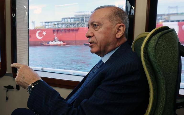 Fethin 572. yılında bir ilk: Türkiyenin ilk yüzer gaz üretim platformu Osman Gazi, Boğazdan geçti