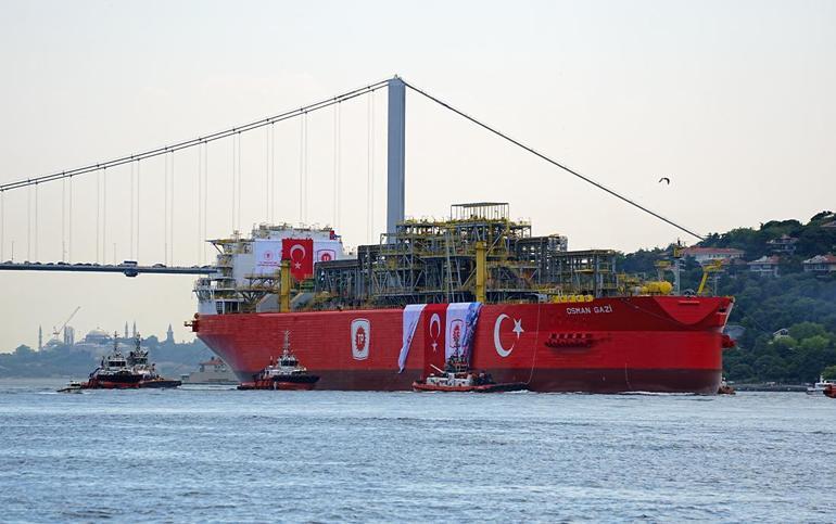 Fethin 572. yılında bir ilk: Türkiyenin ilk yüzer gaz üretim platformu Osman Gazi, Boğazdan geçti
