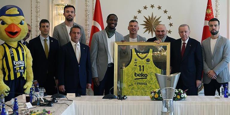 Cumhurbaşkanı Erdoğan, Fenerbahçe Beko takımını kabul etti