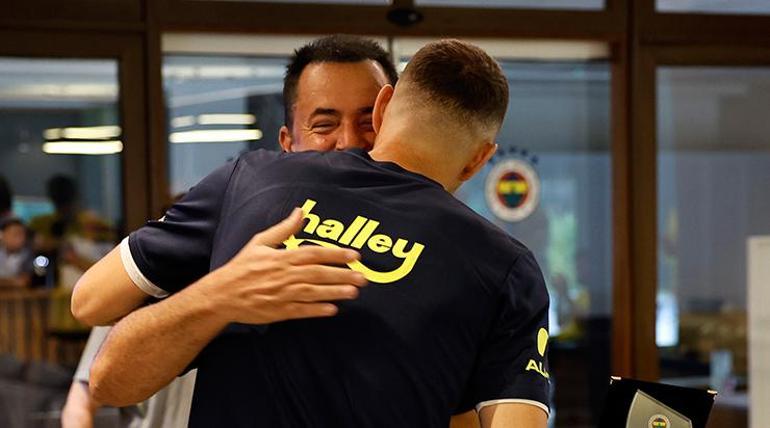 Ali Koç, Edin Dzeko ve Dusan Tadic’e plaket verdi