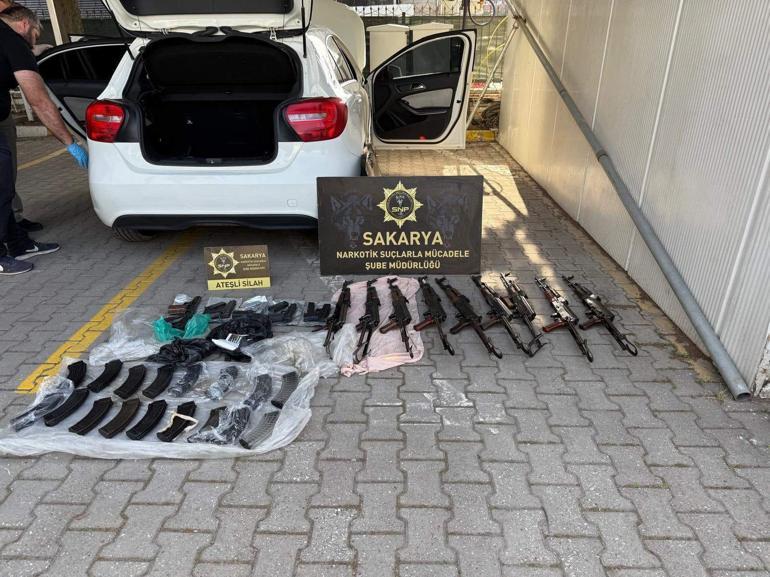 Kiralık araçta cephanelik Polis memurunun kullandığı araçtan 9 kalaşnikof çıktı
