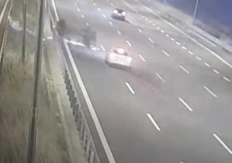 Sakarya’da feci kaza: Emniyet kemeri takılı olmayan çocuk, takla atan otomobilden yola düştü