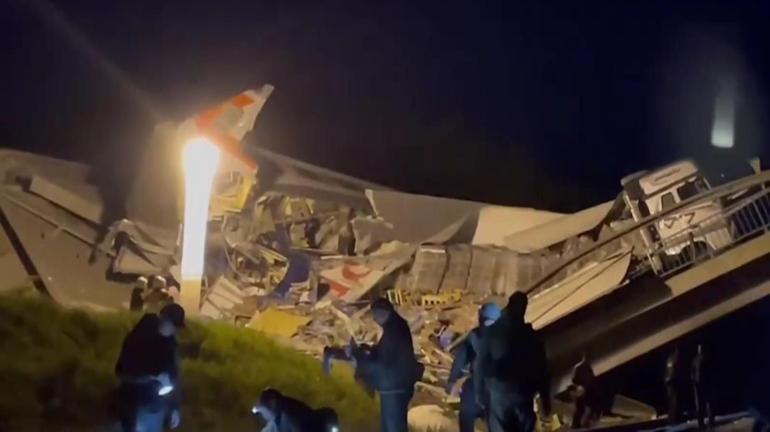 Rusya’da Facia: Köprü çöktü, araçlar enkaza düştü