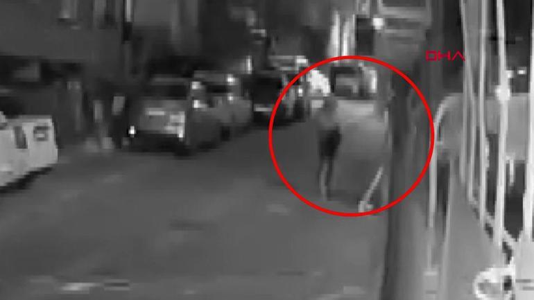 Esenyurtta otomobilin kundaklandığı anlar kamerada