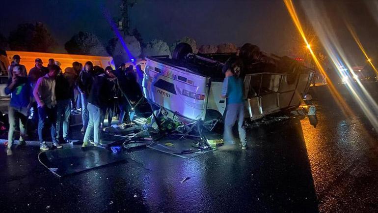 Antakya-İskenderun yolunda midibüs devrildi: 25 yaralı