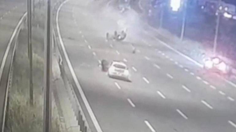 Sakarya’da korku dolu anlar: Takla atan araçtan çocuk fırladı