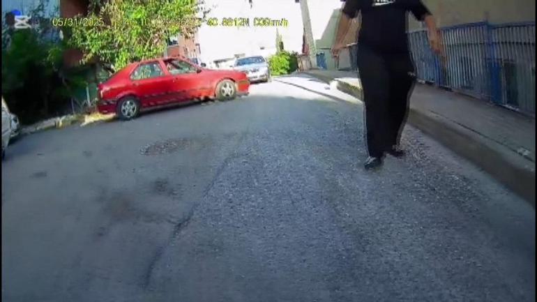 Trafikte korku dolu anlar Tartıştığı sürücüye kızının yanında bıçak çekti