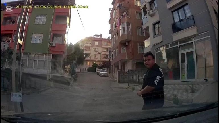 Trafikte korku dolu anlar Tartıştığı sürücüye kızının yanında bıçak çekti