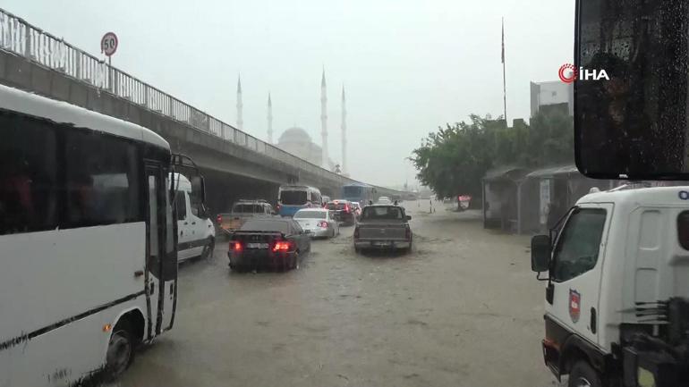 Trabzon’da şiddetli yağış hayatı felç etti Rögarlar taştı, araçlar yolda kaldı
