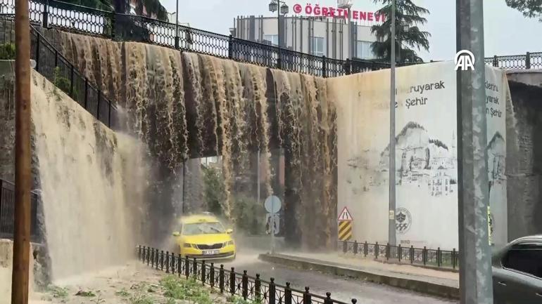 Trabzon’da şiddetli yağış hayatı felç etti Rögarlar taştı, araçlar yolda kaldı