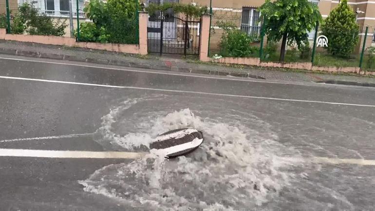 Trabzon’da şiddetli yağış hayatı felç etti Rögarlar taştı, araçlar yolda kaldı