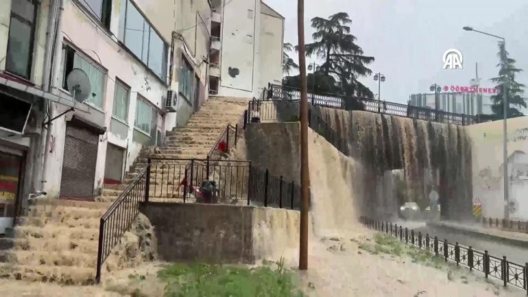 Trabzon’da şiddetli yağış hayatı felç etti Rögarlar taştı, araçlar yolda kaldı