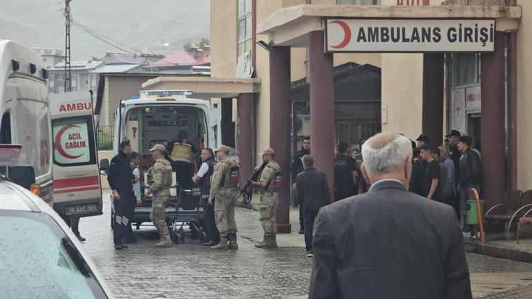 Askerleri taşıyan midibüs devrildi: 12 yaralı