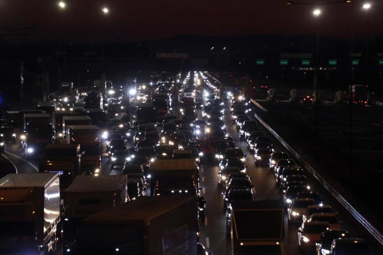 Bayram göçü başladı Trafik durma noktasına geldi