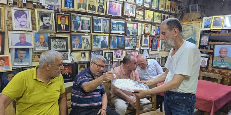 Gelenek yine bozulmadı... Ölüler Kahvesinde anlamlı bayram