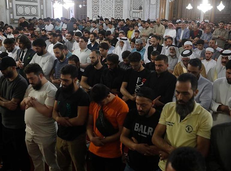 Emevi Camisinde ilk bayram namazı Binlerce kişi akın etti