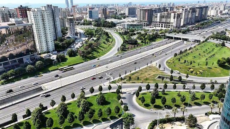 Bayramın ilk günü İstanbulda yollar boş kaldı