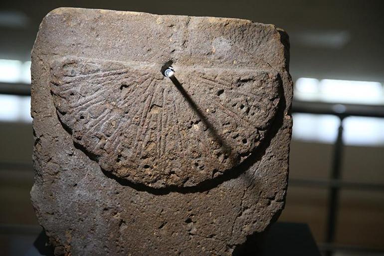 Anideki kazılarda bulunan yaklaşık 1000 yıllık güneş saati görücüye çıktı