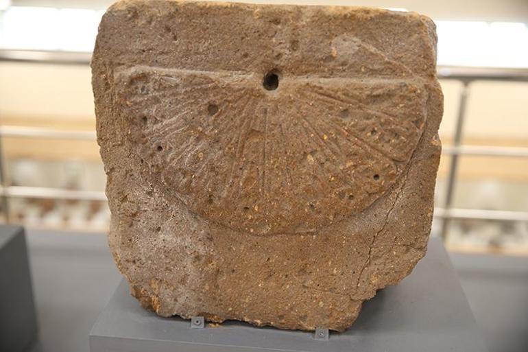 Anideki kazılarda bulunan yaklaşık 1000 yıllık güneş saati görücüye çıktı