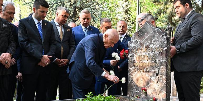 Devlet Bahçeliden Türkeşin kabri ve Ülkü Ocaklarına bayram ziyareti