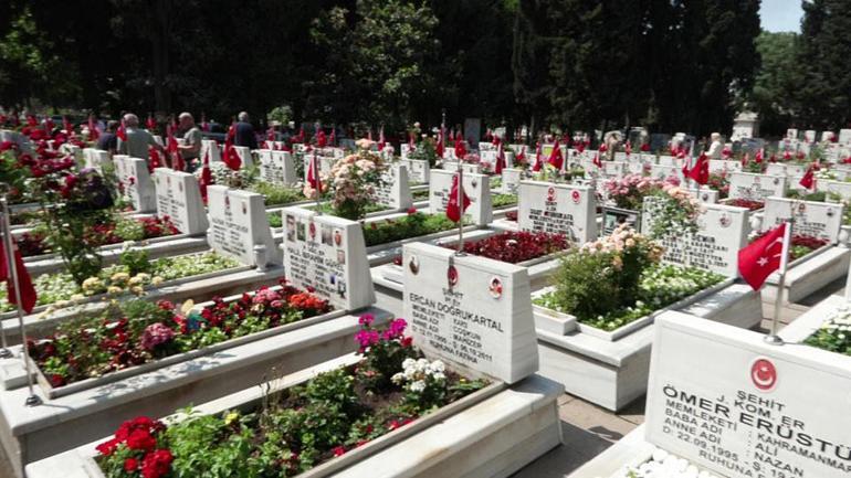 Edirnekapı Şehitliğinde buruk bayram