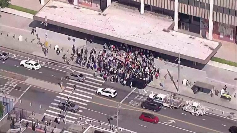 Trump’ın göçmen politikası Los Angeles’ı karıştırdı Polis müdahale etti