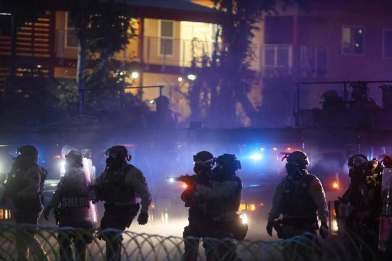 Trump 1965’ten bu yana ilk kez uygulanan yetkiyle müdahale etti Los Angeles’ta göçmen operasyonları gerilimi tırmandırdı