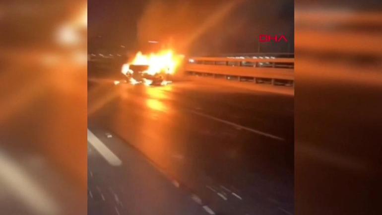 Yayaya çarpmak istemeyen sürücü bariyerlere çarptı, otomobil alev alev yandı