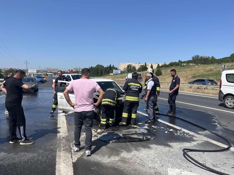 Seyir halindeki araç alev alev yandı Sürücü ve yolcular son anda kurtuldu