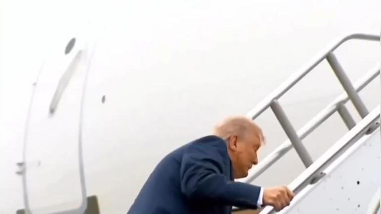 Trump merdiven çıkarken tökezledi